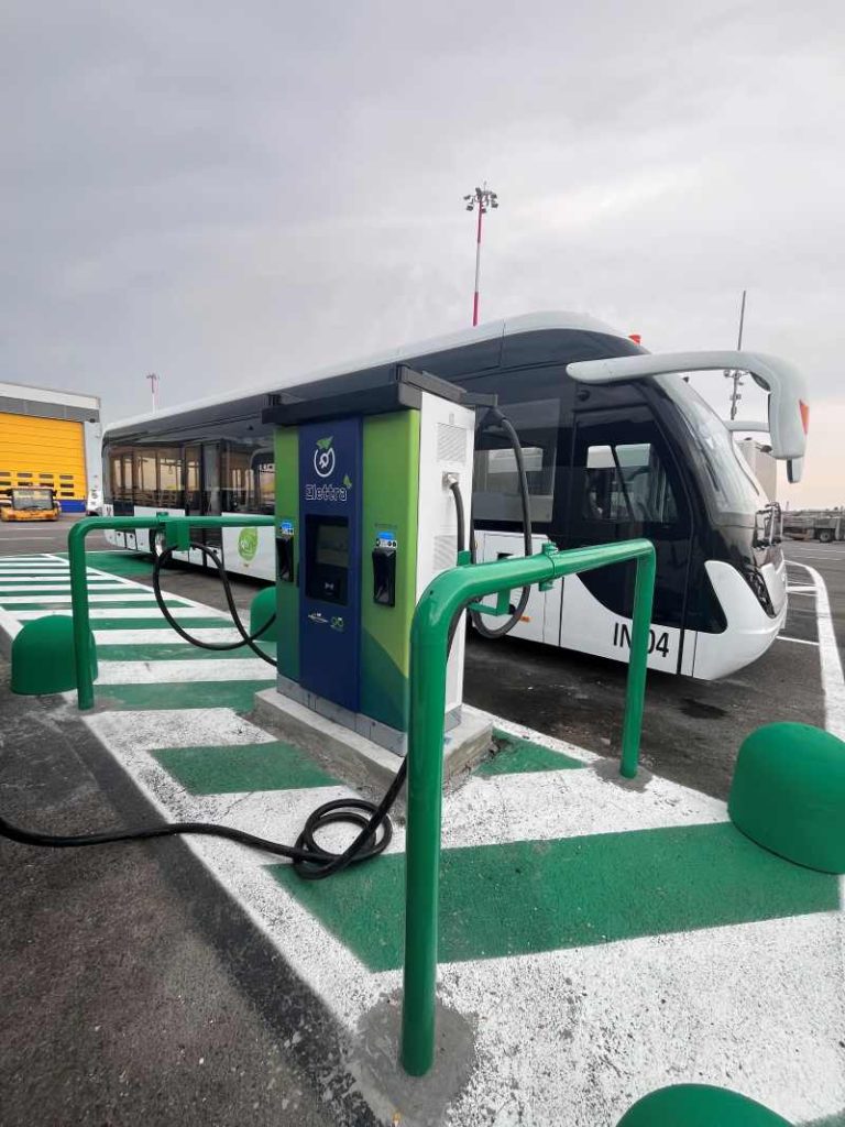 CEE realizza il primo sistema di telecontrollo per la ricarica dei mezzi elettrici all’Aeroporto di Bologna