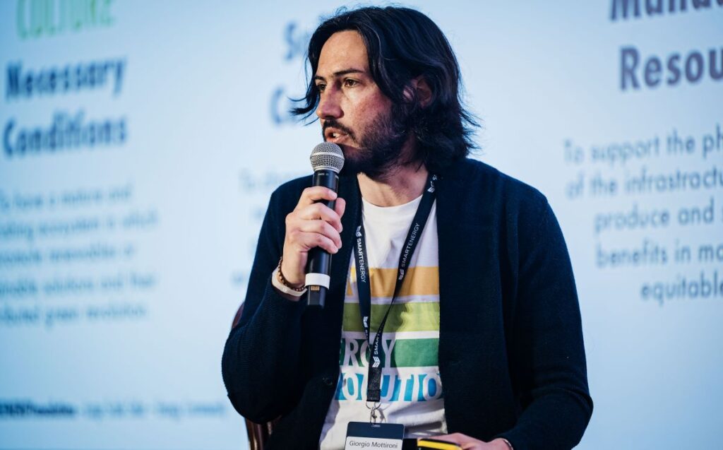FINANZA CLIMATICA, TRA FEDE E INVESTIMENTO: GIORGIO MOTTIRONI FIRMA UNA RIFLESSIONE FILOSOFICA E STRATEGICA SU L’ECOFUTURO MAGAZINE